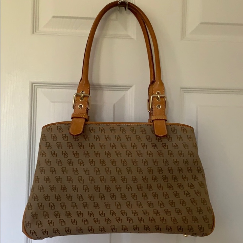Dooney & Bourke shoulder bag- excellent condition